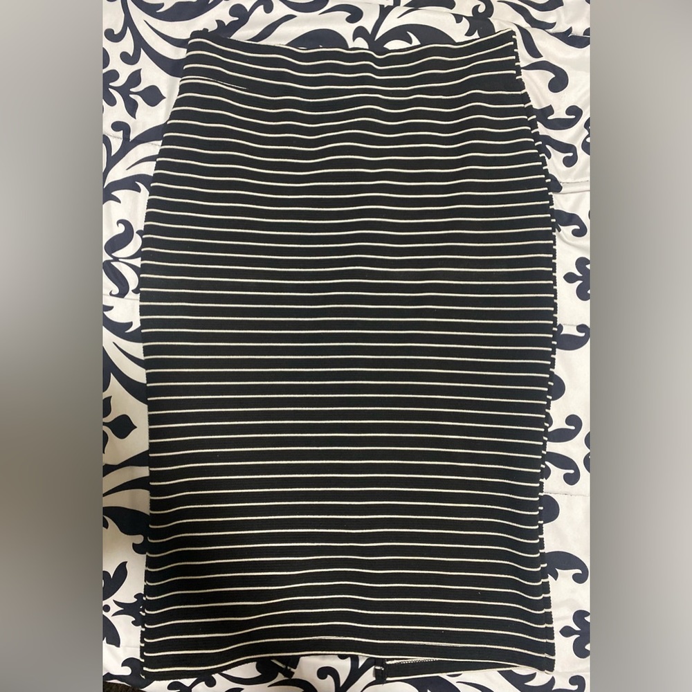 Used Womens Fig&Blu Black and white Stripe Pencil Skirt- size L
